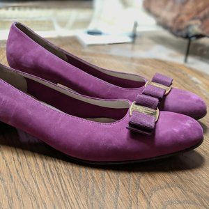 Salvatore Ferragamo Vara Bow Suede Pumps sz10